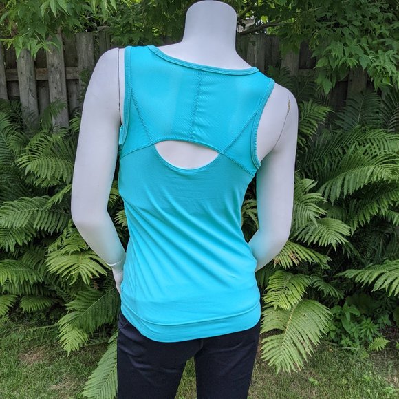 Athletic top with mesh inserts - Picture 2 of 3